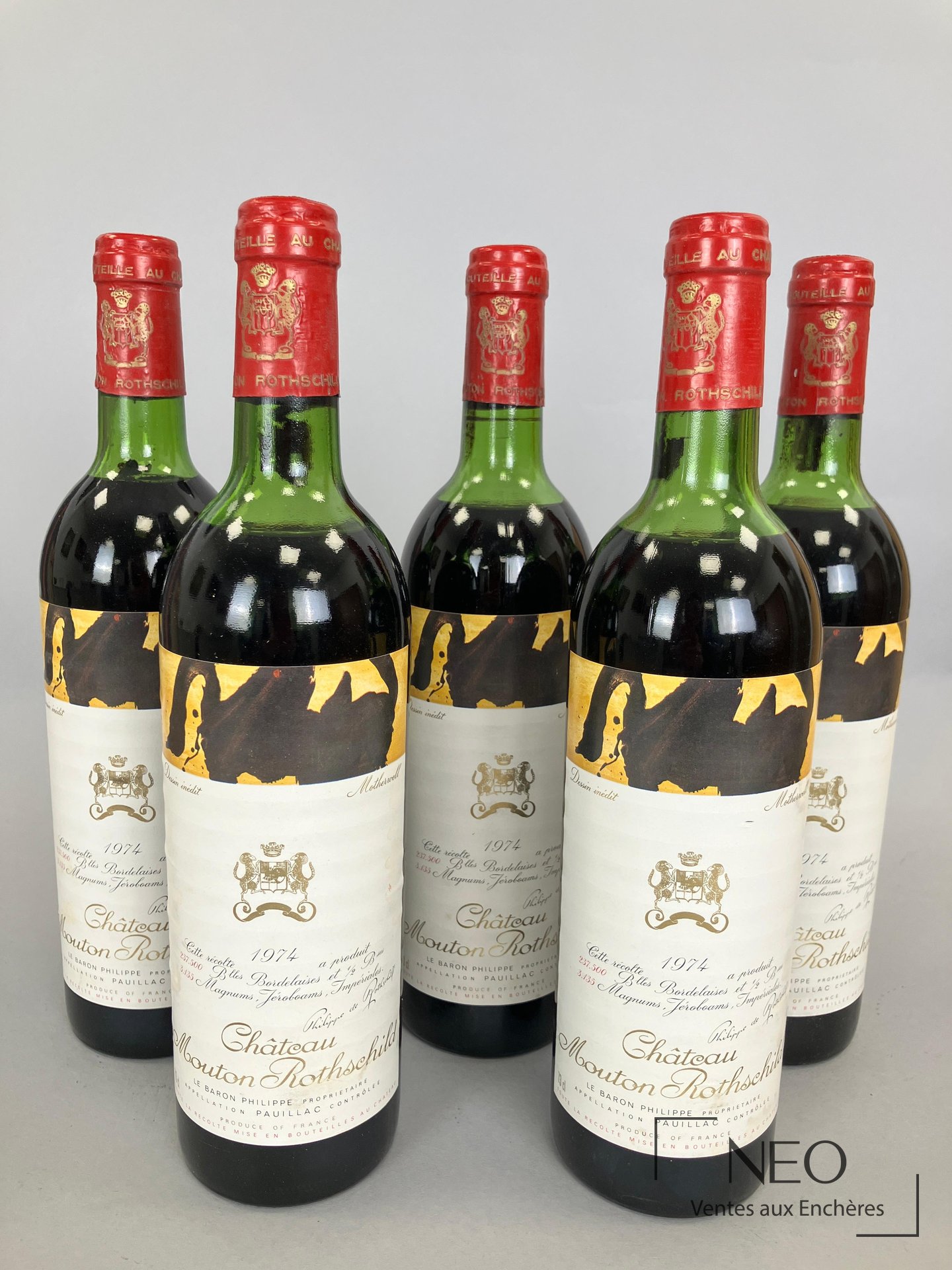 Cinq bouteilles de Château Mouton Rothschild 1974 vues de face
