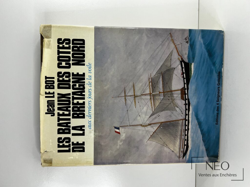 Couverture du livre Les Bateaux des côtes de la Bretagne Nord de Jean le Bot avec voilier illustré