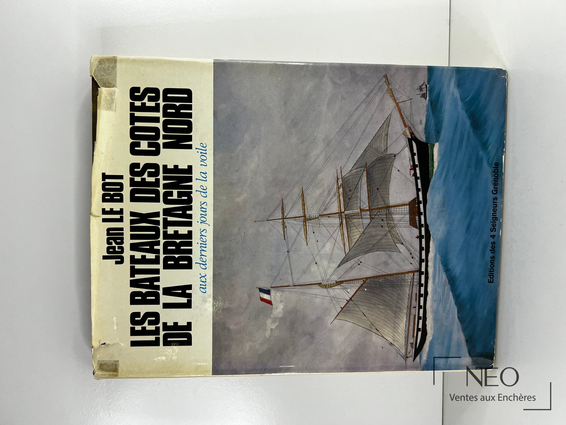 Couverture du livre Les Bateaux des côtes de la Bretagne Nord de Jean le Bot avec voilier illustré