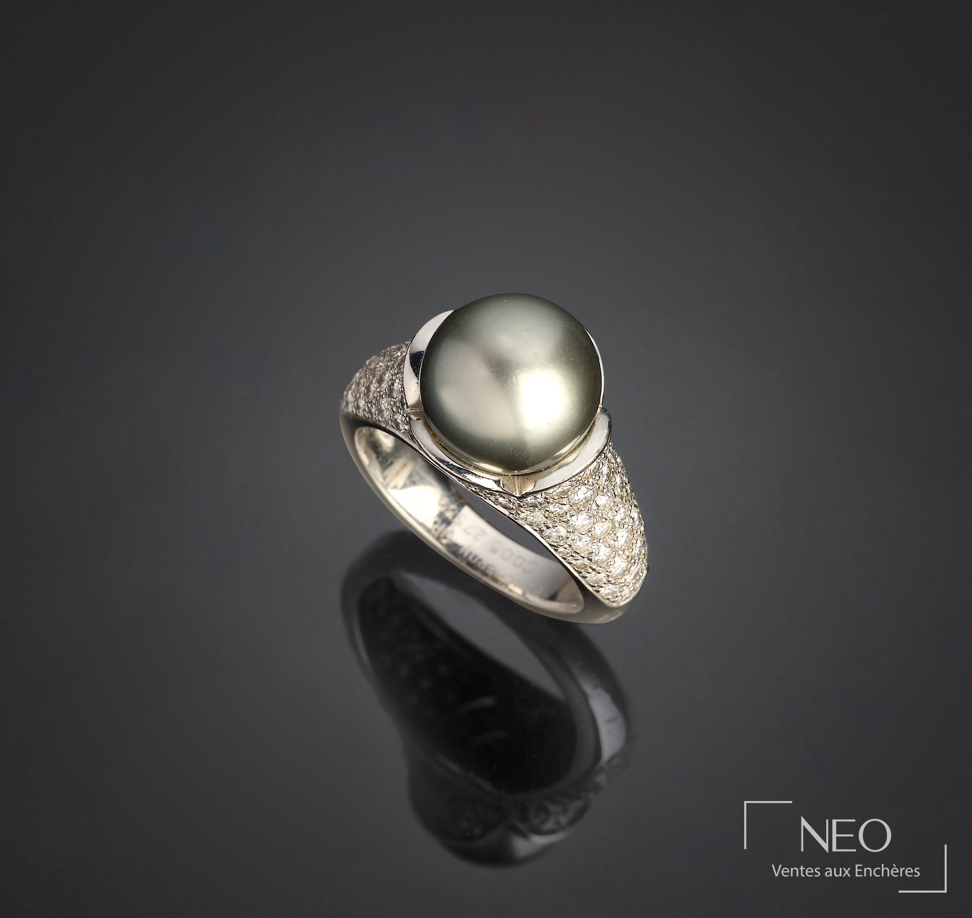 Bague Boucheron Tulipe en or gris 18 carats avec perle de culture grise et pavage de diamants