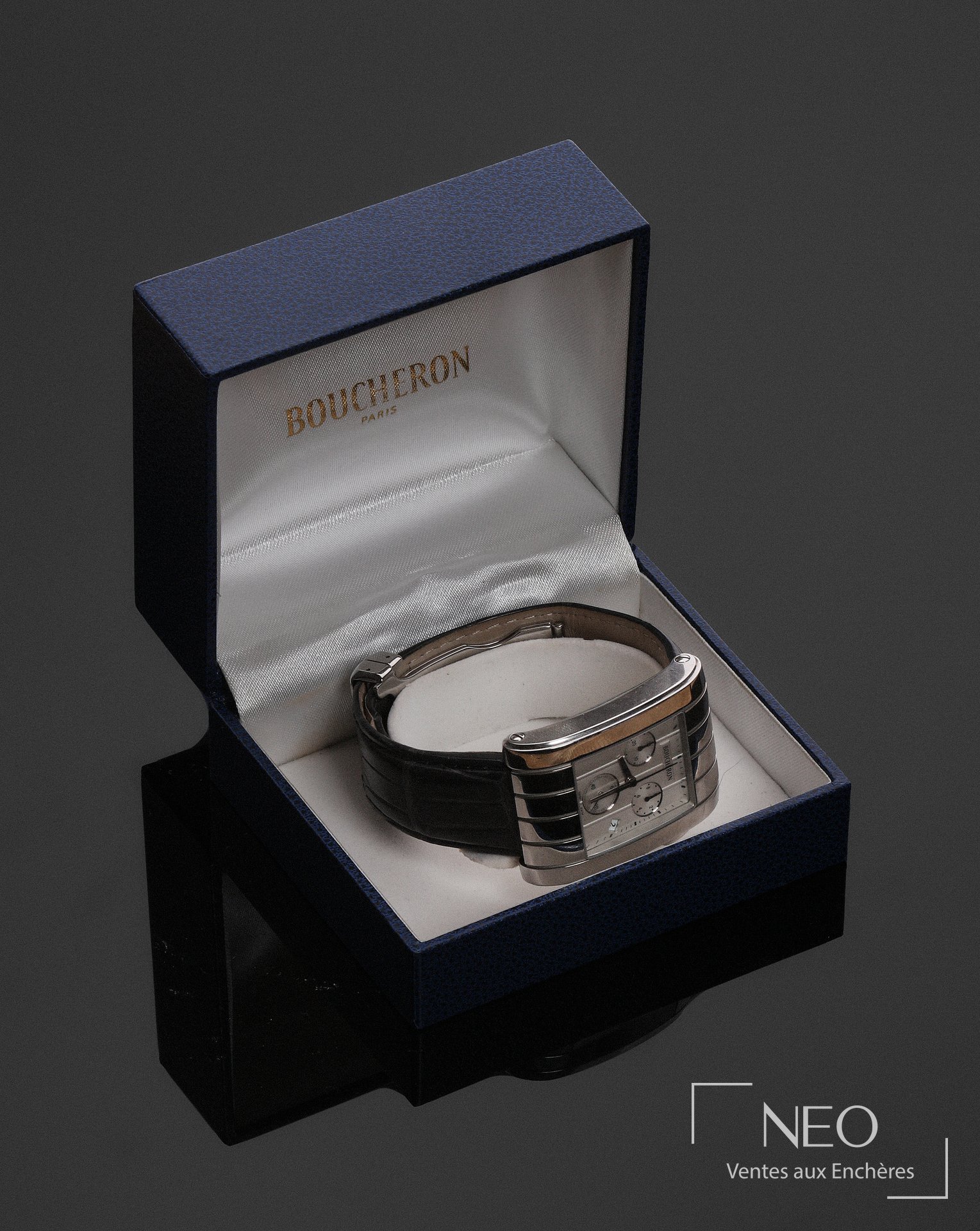 Montre Boucheron Reflet en acier présentée dans son écrin bleu
