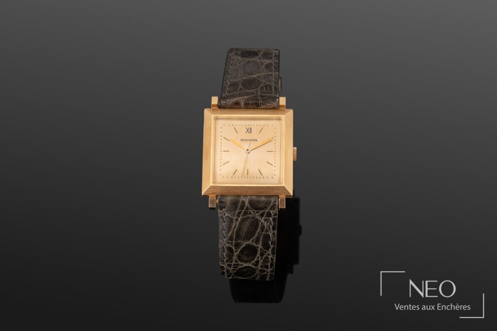 Montre bracelet Boucheron en or jaune avec cadran carré doré et bracelet en cuir noir