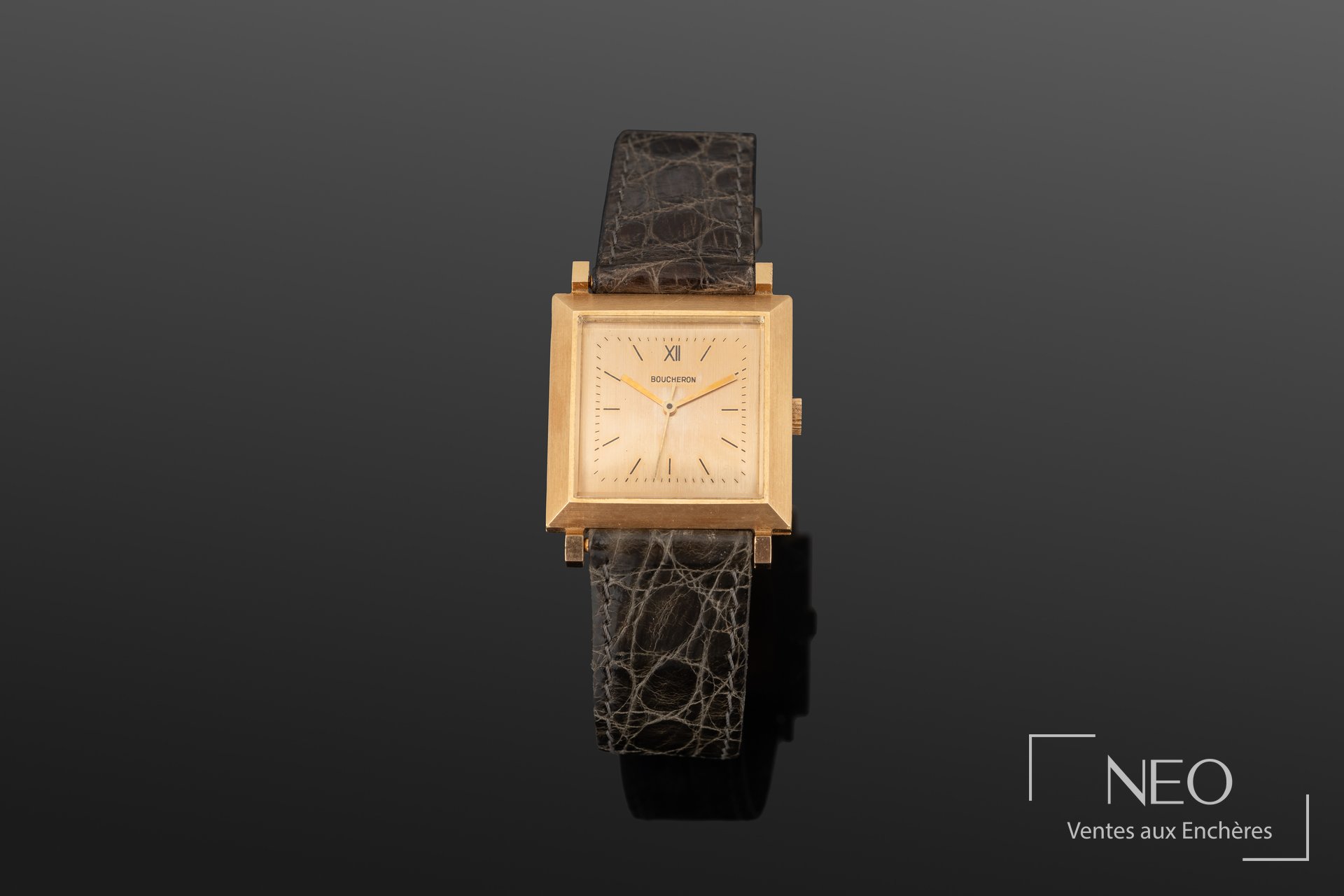 Montre bracelet Boucheron en or jaune avec cadran carré doré et bracelet en cuir noir