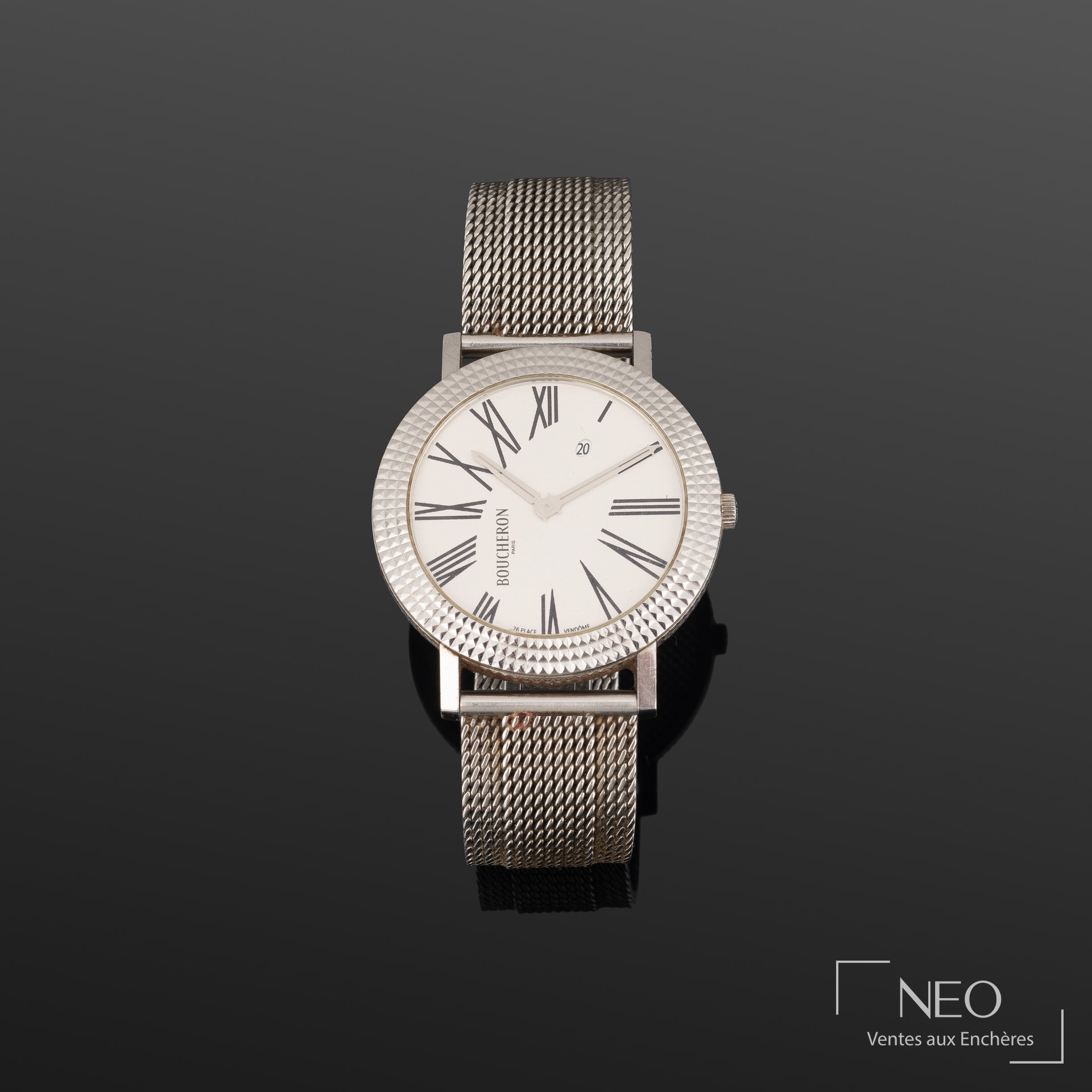Montre Boucheron ronde en acier avec cadran à chiffres romains et bracelet maille milanaise