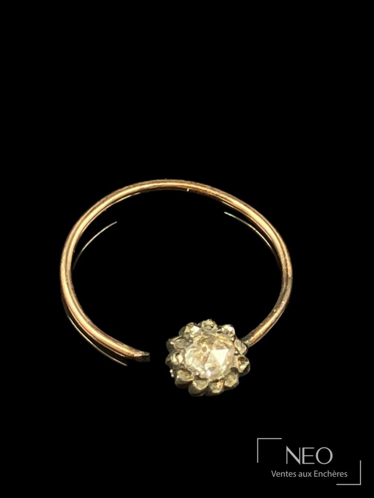 Boucle d'oreille unique en or jaune avec diamant de taille rose sur fond noir