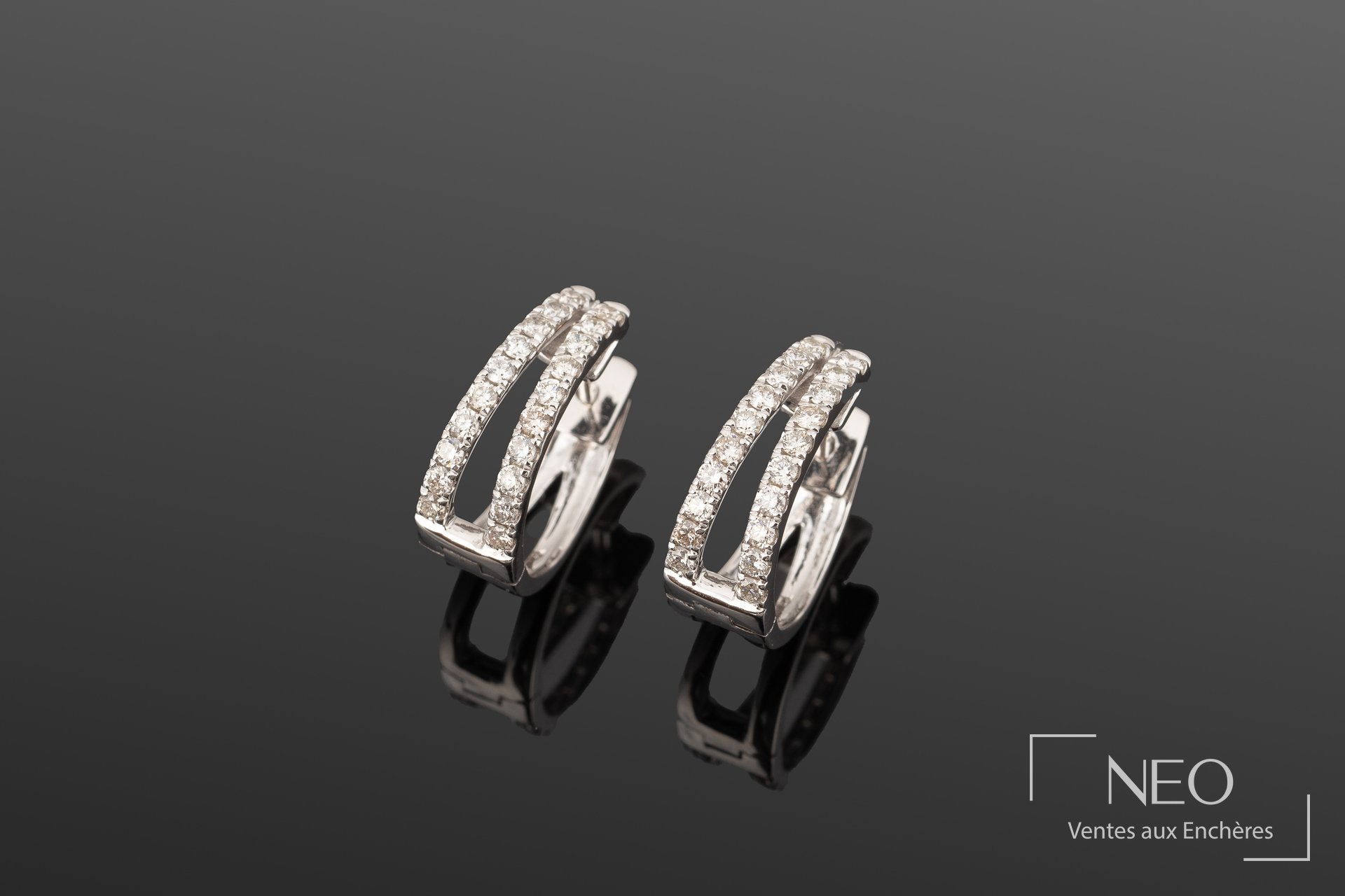 Paire de créoles en or gris serties de diamants