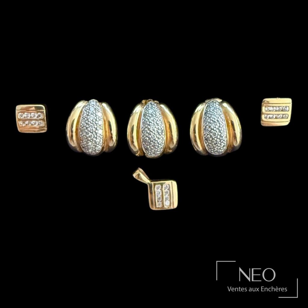 Ensemble de boucles d'oreille et pendentif en or 18 carats sur fond noir