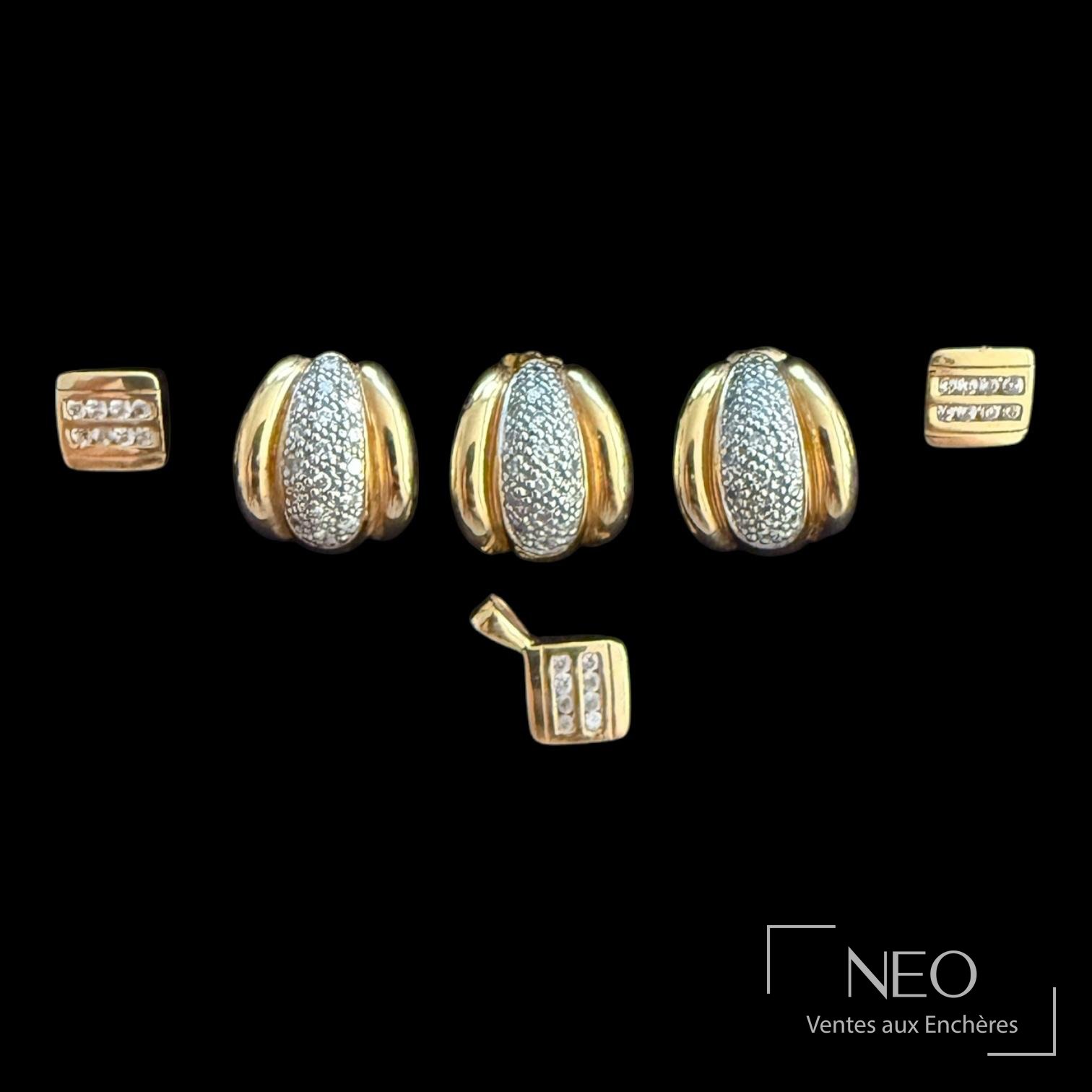 Ensemble de boucles d'oreille et pendentif en or 18 carats sur fond noir