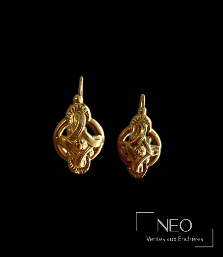 Paire de boucles d’oreille en or jaune à motifs ajourés d’entrelacs sur fond noir