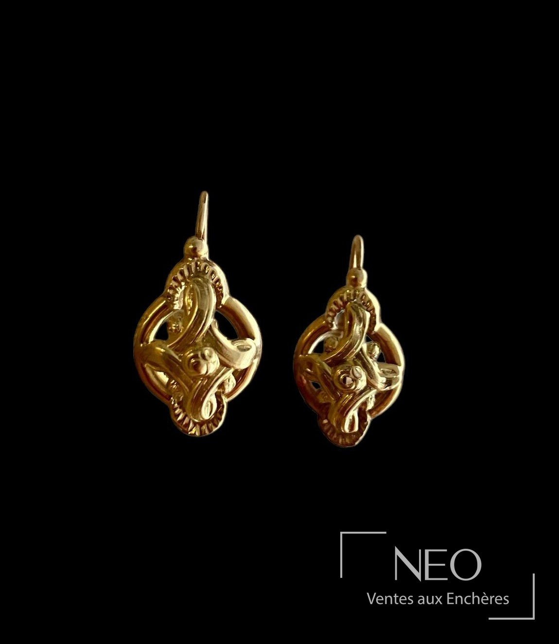 Paire de boucles d’oreille en or jaune à motifs ajourés d’entrelacs sur fond noir