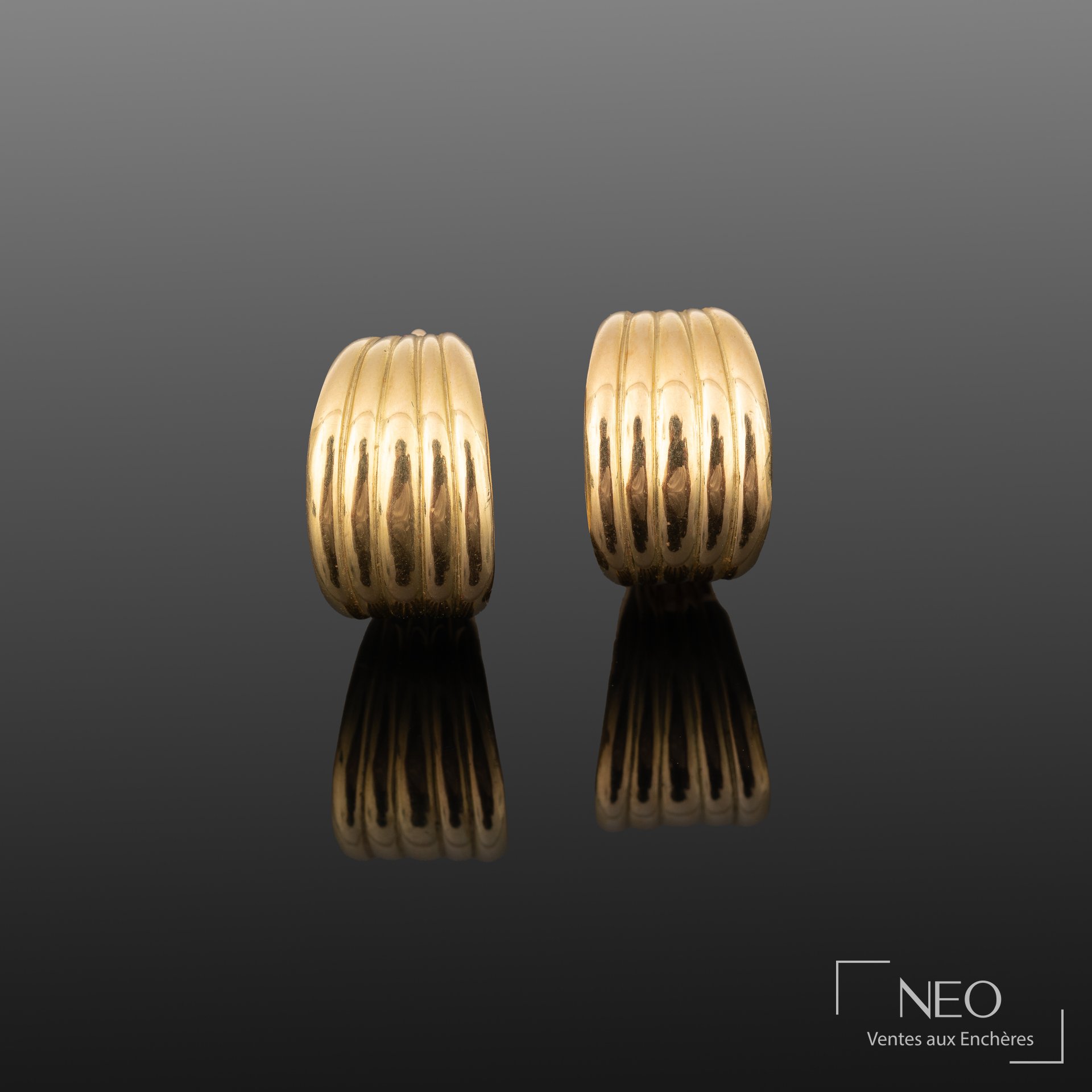 Paire de boucles d'oreille en or jaune à décor côtelé