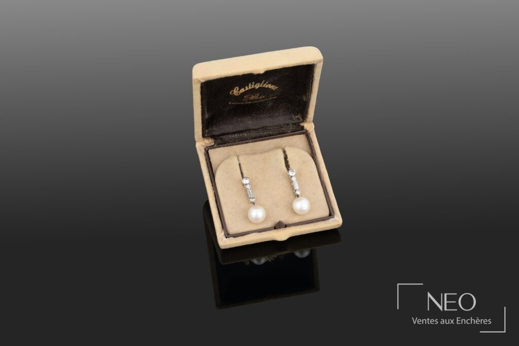 Paire de boucles d'oreille trembleuses présentée dans son écrin.