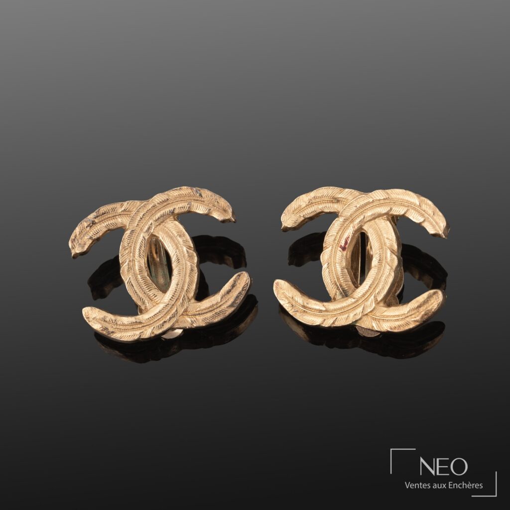 Paire de boucles d'oreilles Chanel en métal doré formant le double C