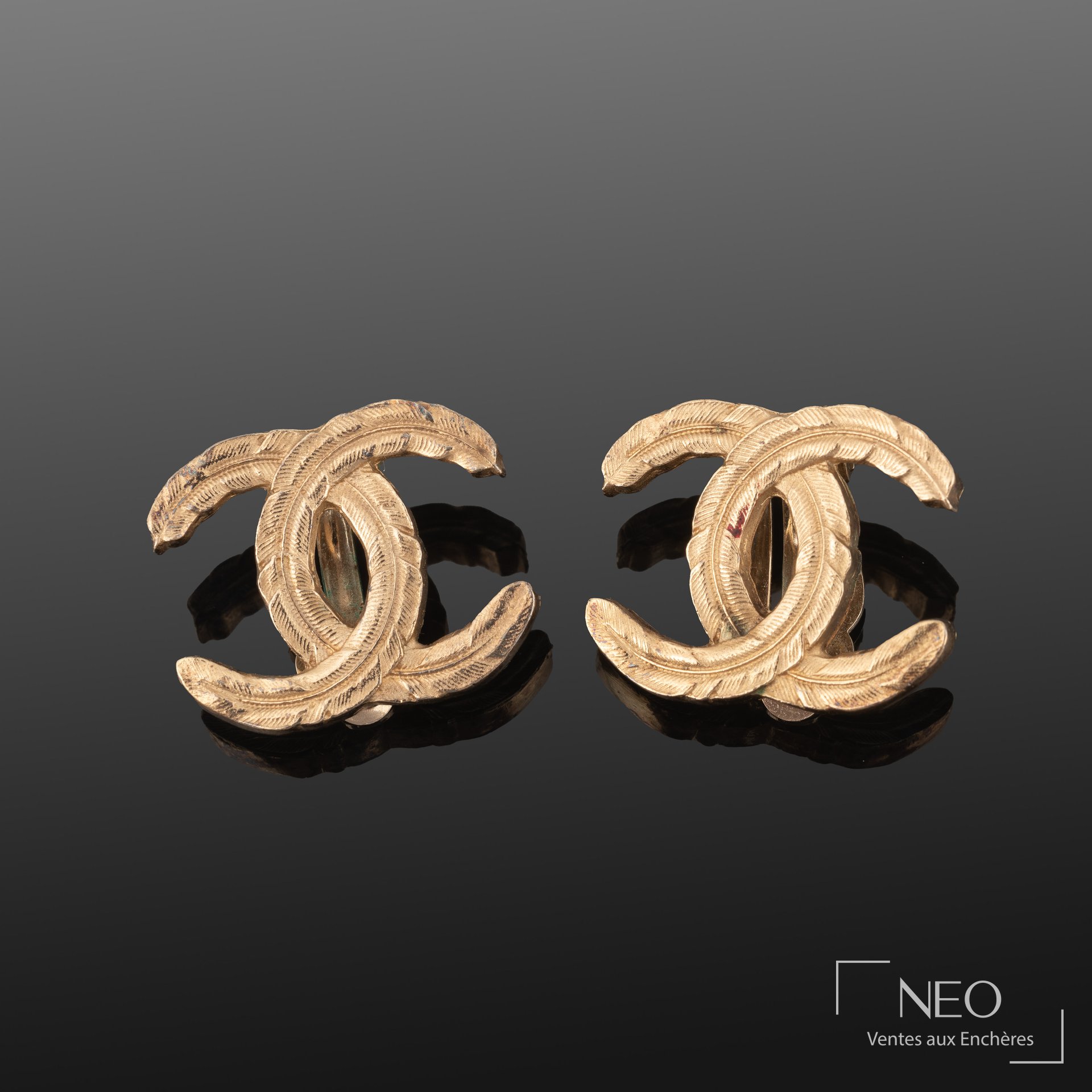 Chanel paire de boucles d’oreilles en métal doré double C circa 2008