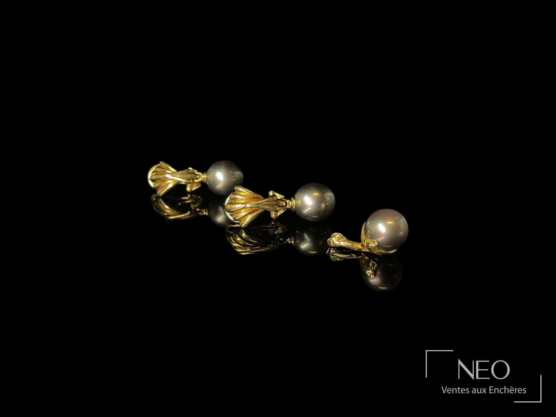 Paire de boucles d'oreilles coquilles en or jaune avec perles de culture grises
