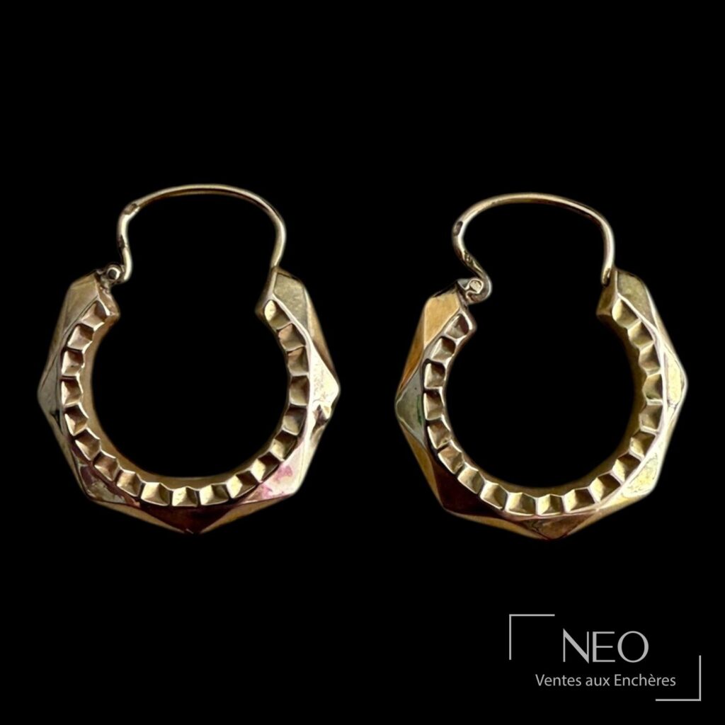 Paire de boucles d’oreilles créoles en or jaune à décor facetté
