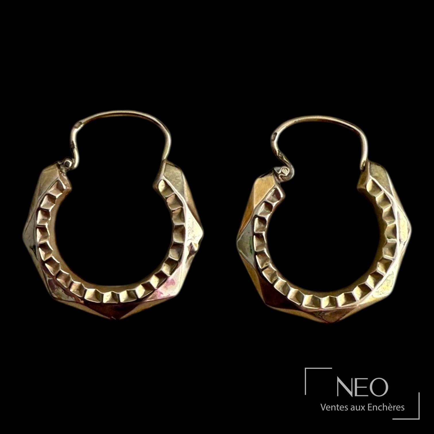 Paire de boucles d’oreilles créoles en or jaune à décor facetté