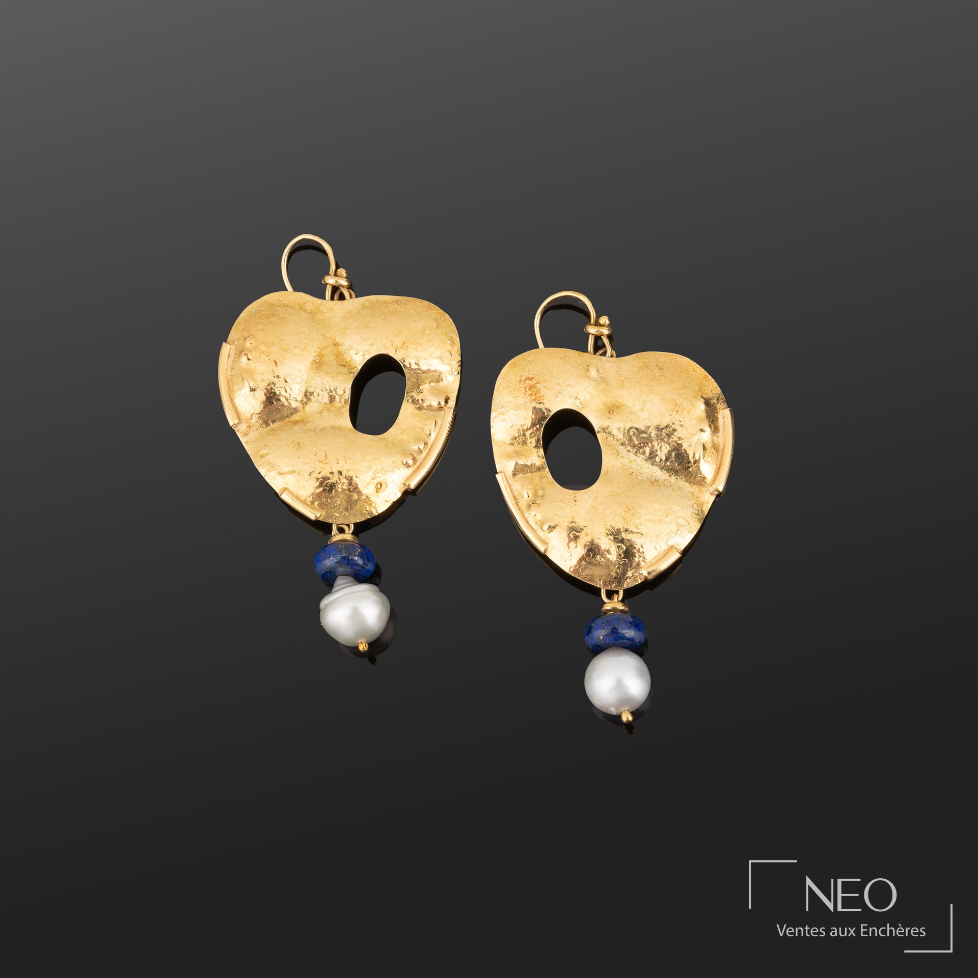 Paire de boucles d'oreilles en or jaune avec pendants de pierres bleues et perles grises