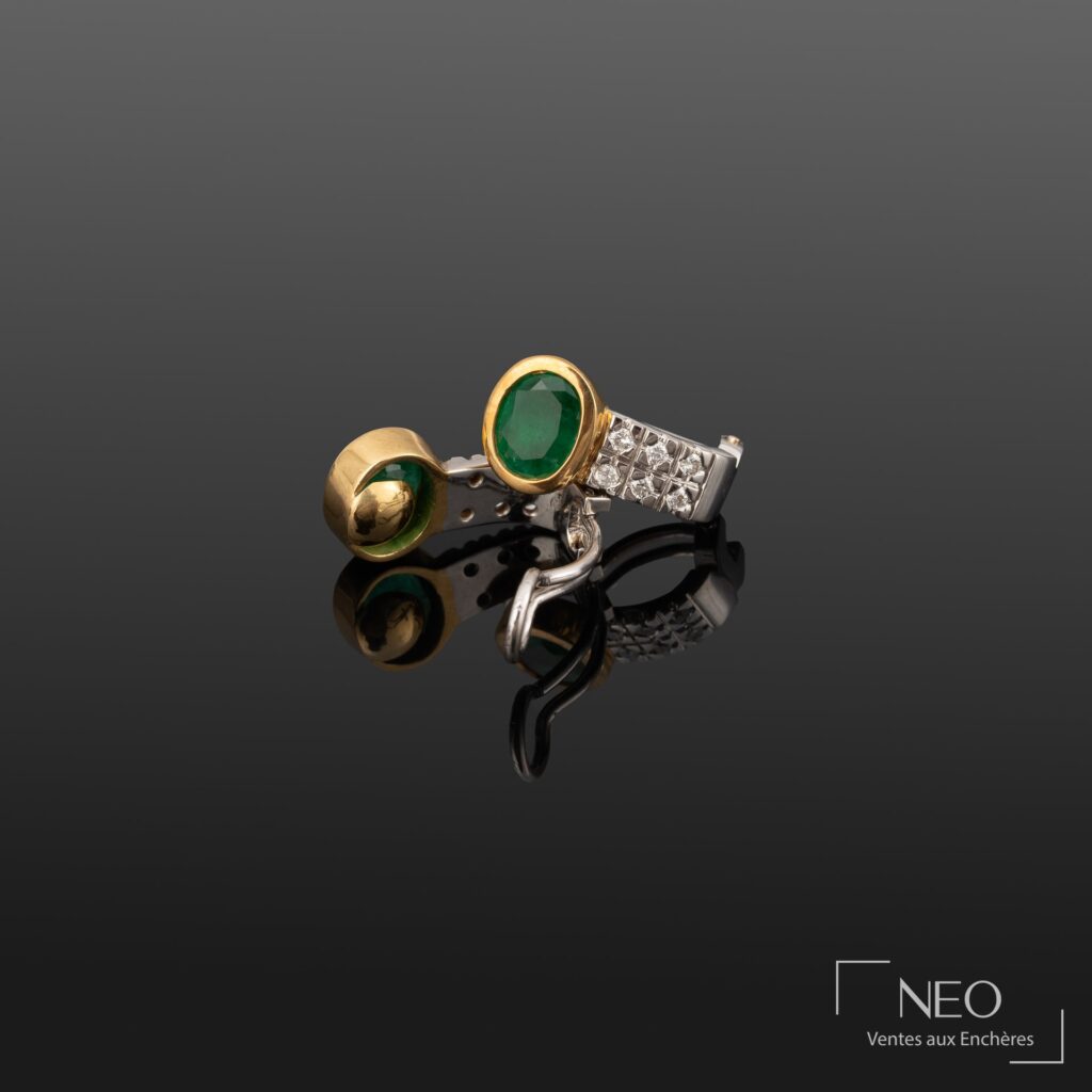 Paire de boucles d'oreilles en or jaune et gris avec émeraudes et diamants