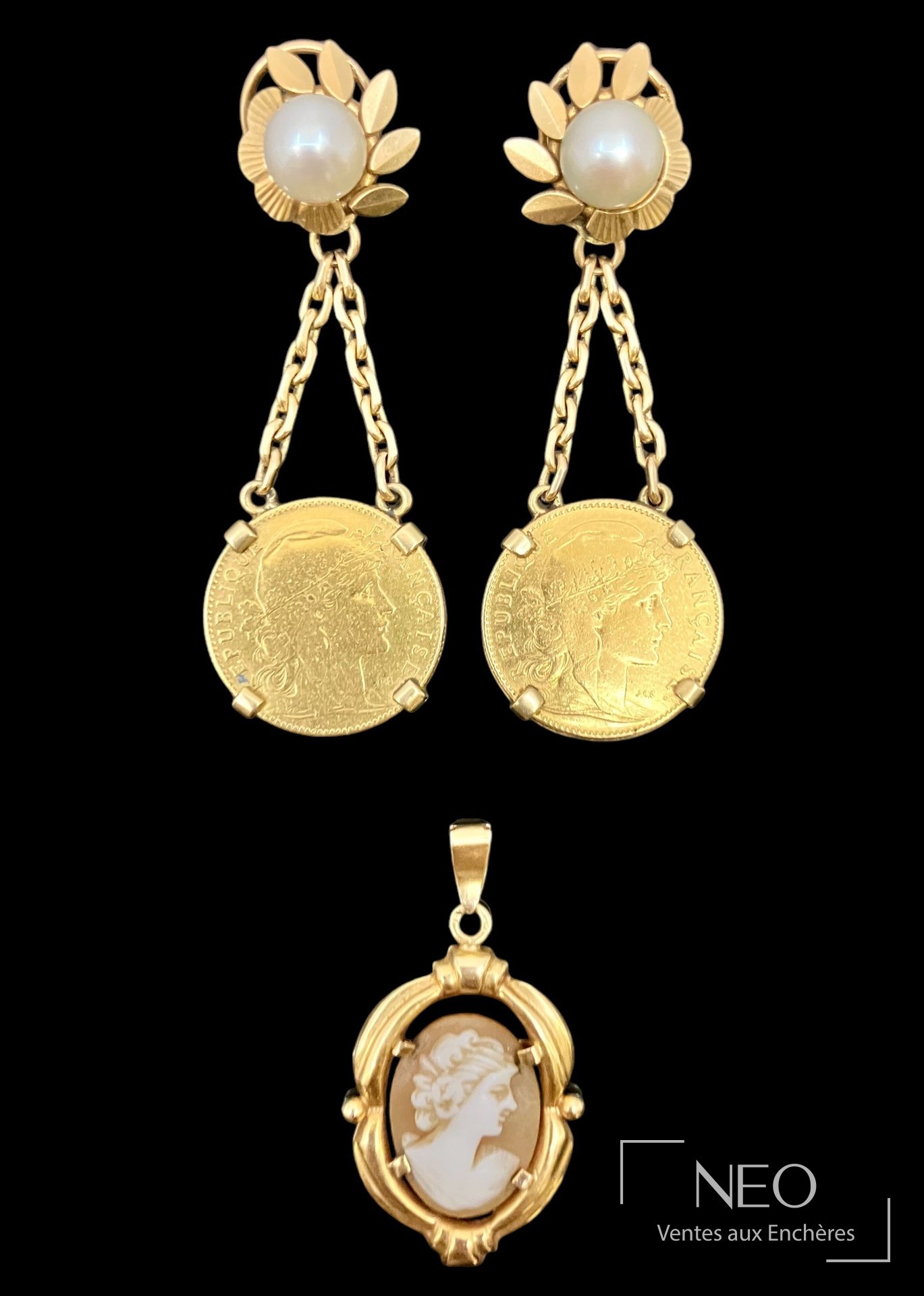 Paire de boucles d&rsquo;oreilles et pendentif en or jaune 18 carats