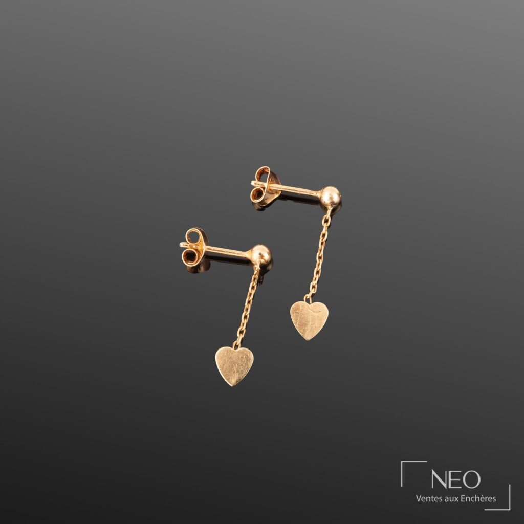 Paire de boucles d’oreilles en or jaune avec petits cœurs suspendus par une chaîne