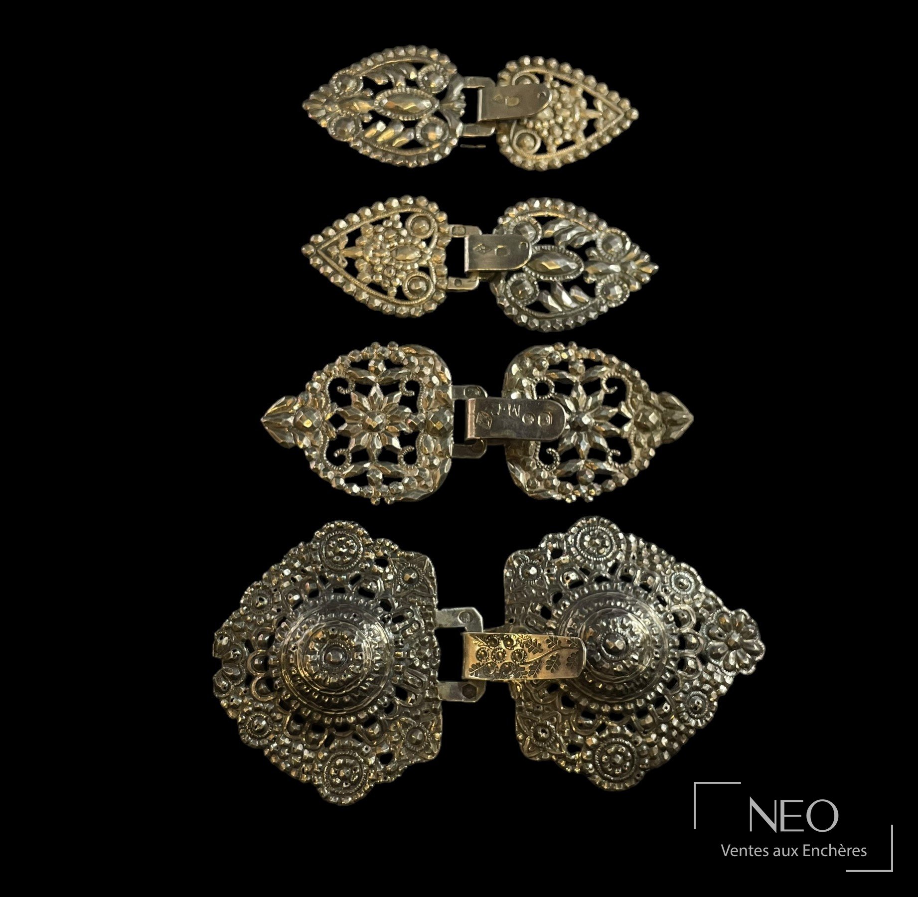 Ensemble de huit éléments de boucles de ceinture en argent à décor ajouré