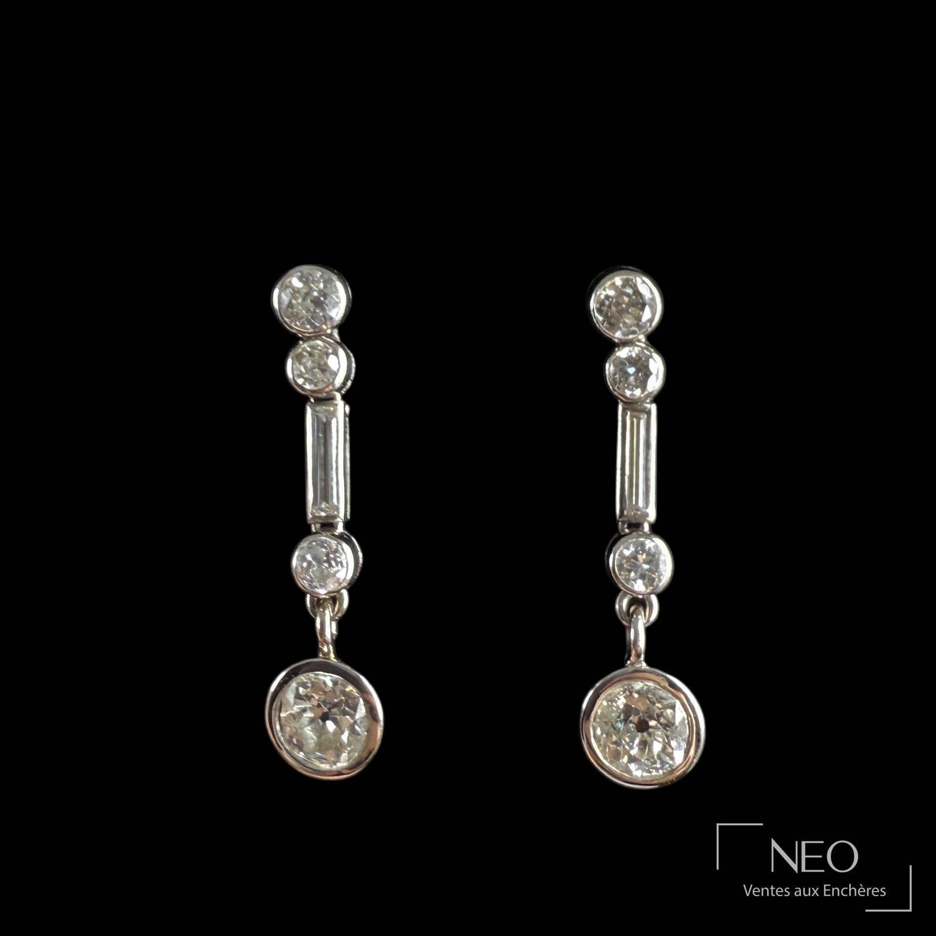 Paire de boucles d’oreille trembleuses en or gris 18 carats et diamants