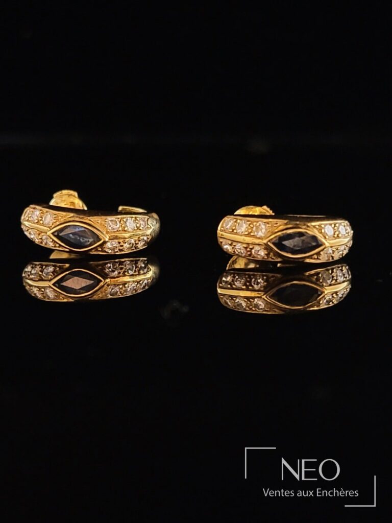 Paire de boucles d’oreilles créoles en or jaune serties de saphirs et de diamants