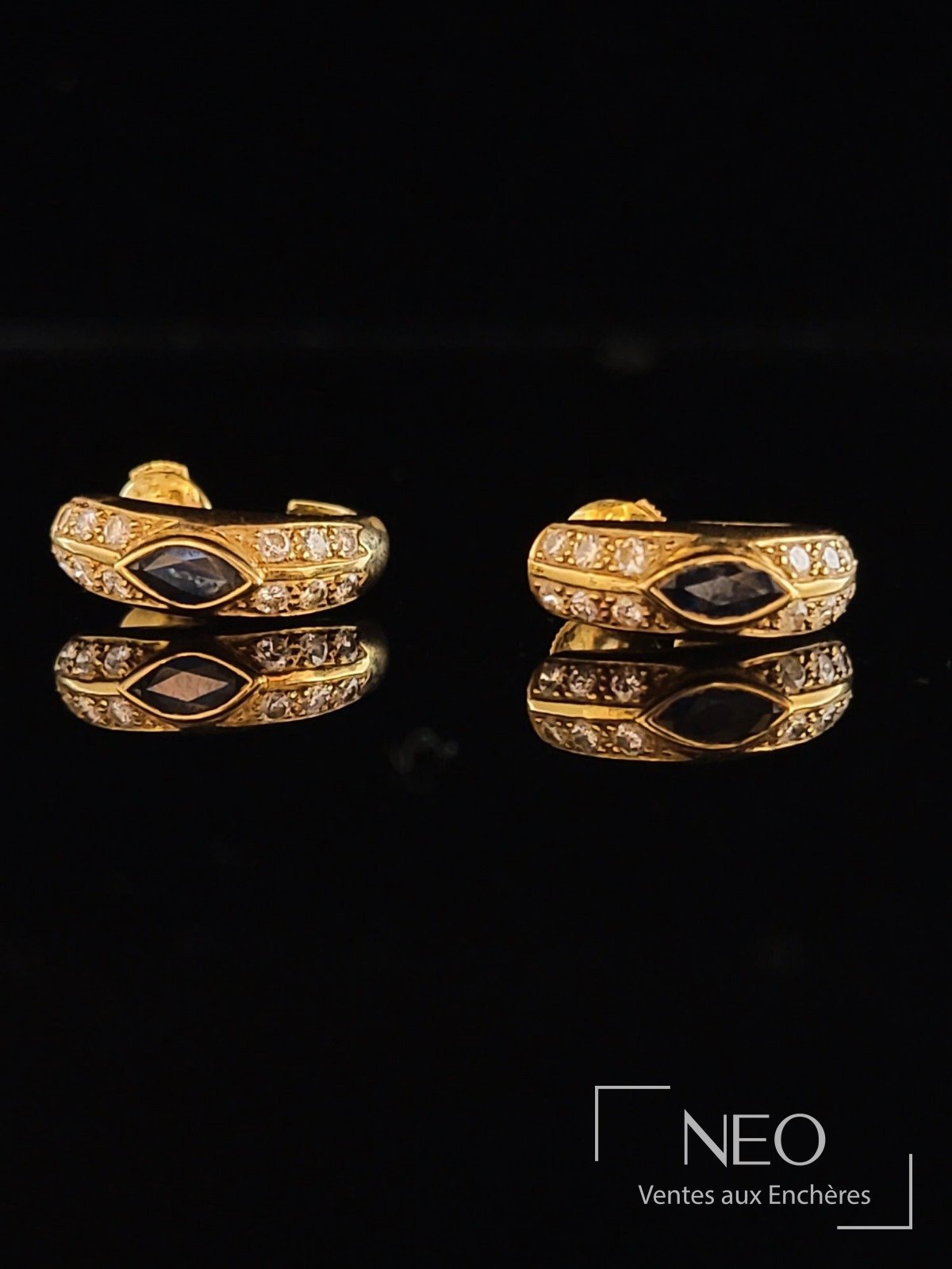 Paire de boucles d’oreilles créoles en or jaune serties de saphirs et de diamants