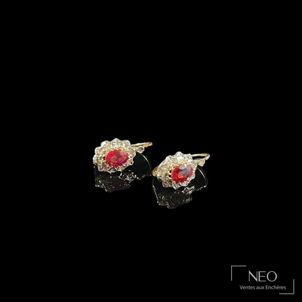 Paire de boucles d’oreilles en ors jaune et gris avec pierre rouge centrale et entourage de diamants
