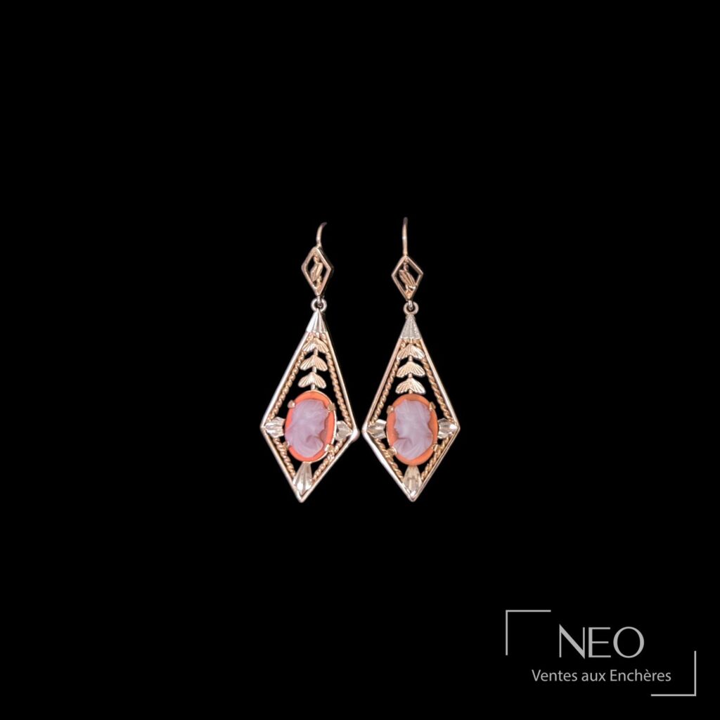 Paire de boucles d’oreilles en or jaune avec camées ovales sur fond noir