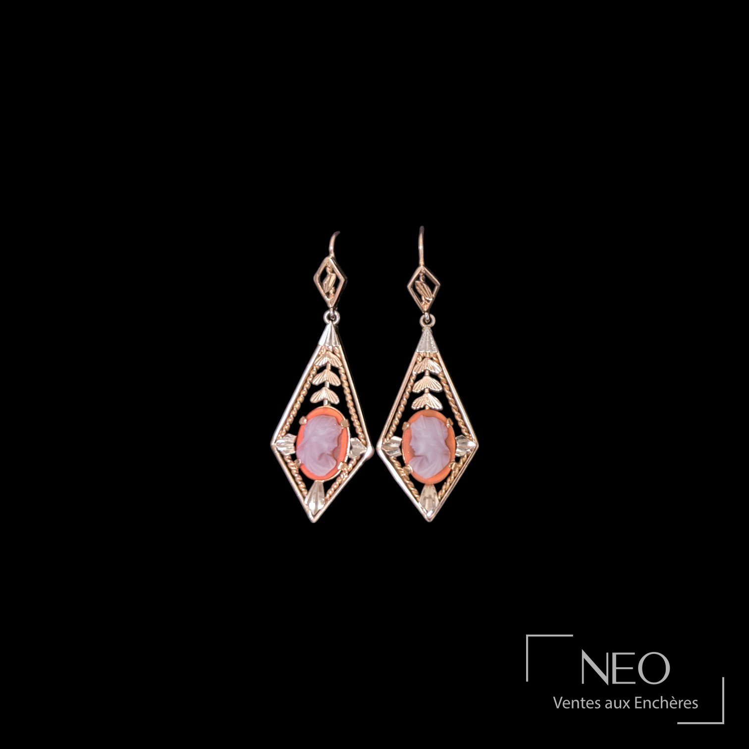 Paire de boucles d’oreilles en or jaune 18K à camées en résine