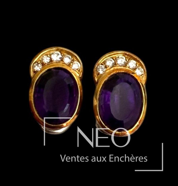 Paire de boucles d’oreilles en or jaune serties d’améthystes ovales et de petites pierres blanches