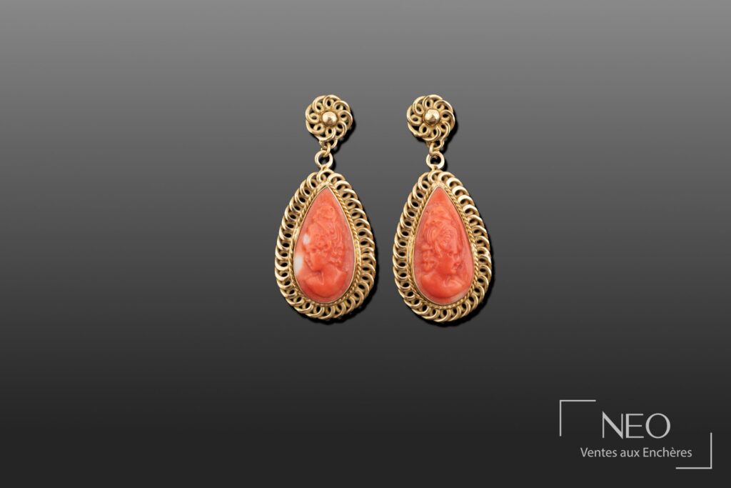 Paire de boucles d’oreilles en or jaune ornées de camées en corail rouge