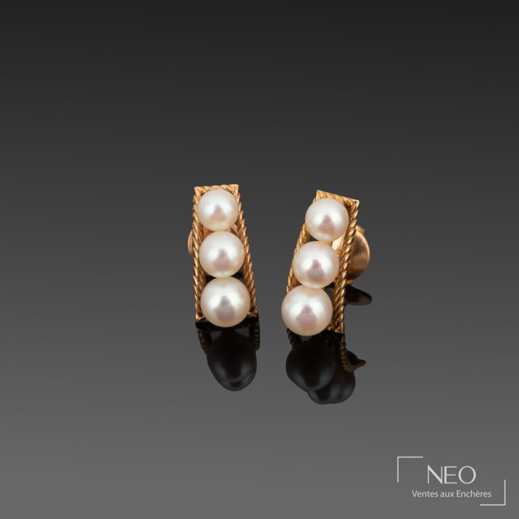 Paire de boucles d'oreilles en or jaune ornées de trois perles blanches