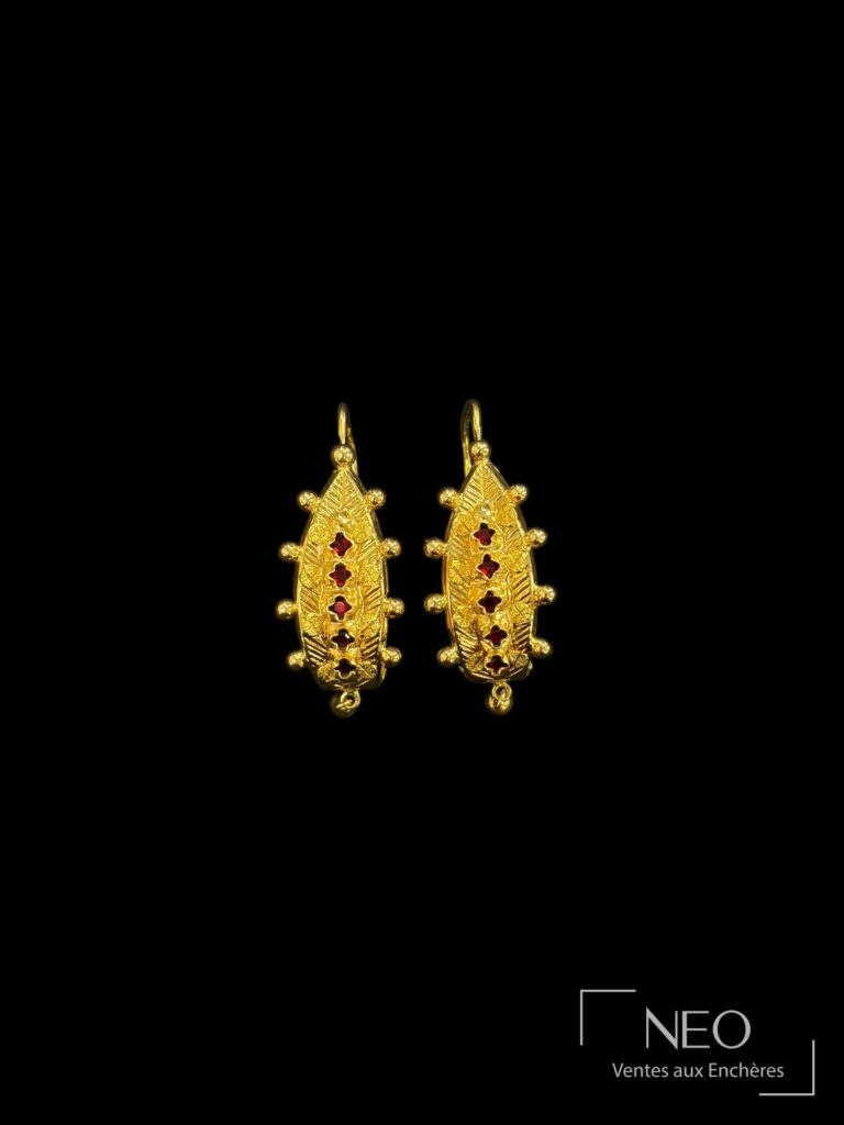 Paire de boucles d’oreilles en or jaune avec pierres rouges