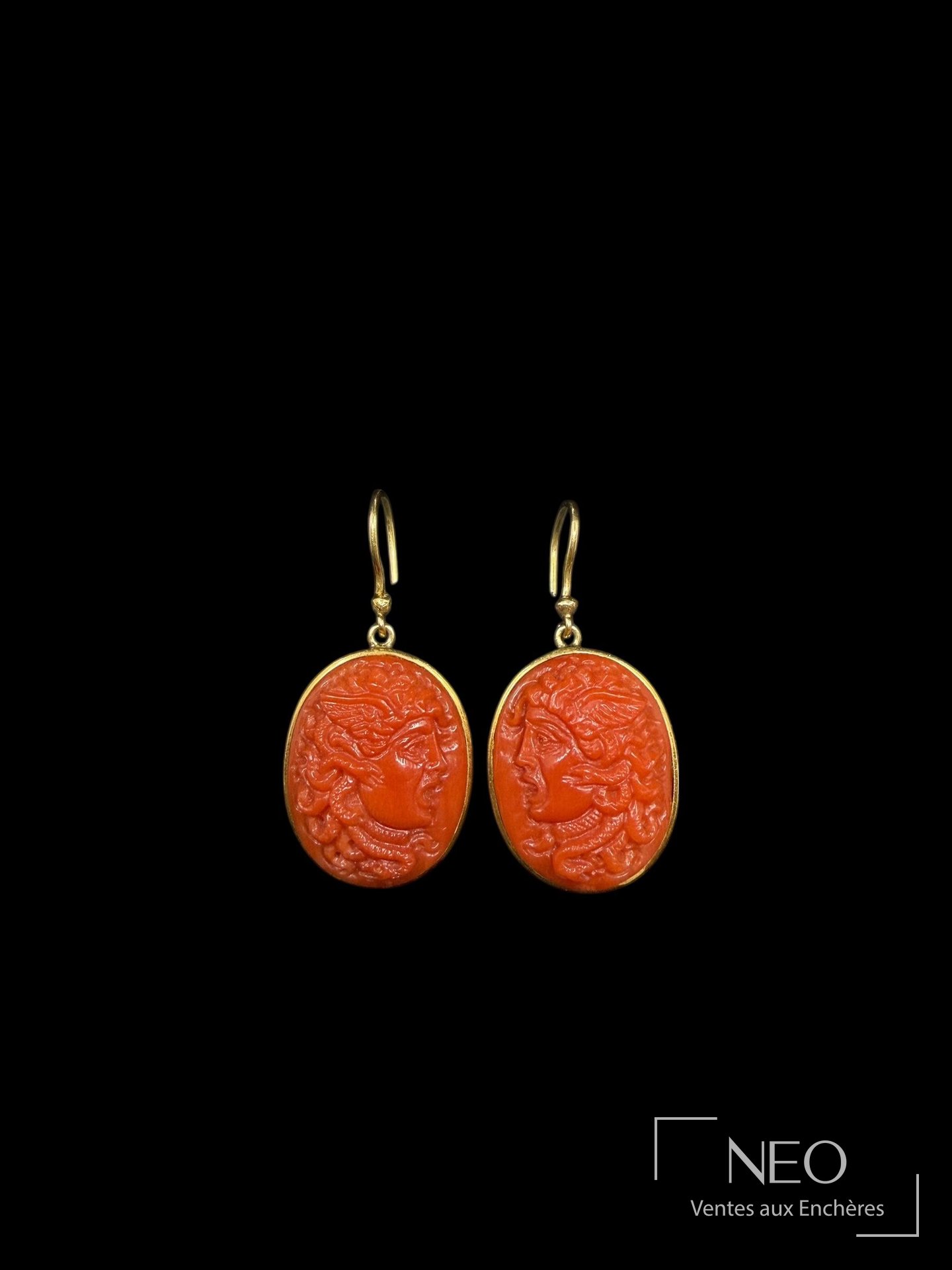 Paire de boucles en or jaune avec camées ovales rouges figurant des profils de gorgone