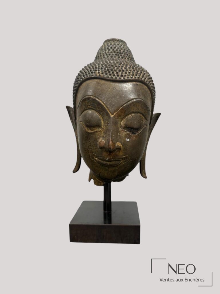 Tête de bouddha en bronze sur socle