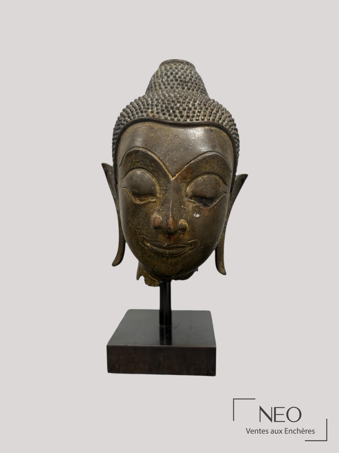 Tête de bouddha en bronze sur socle