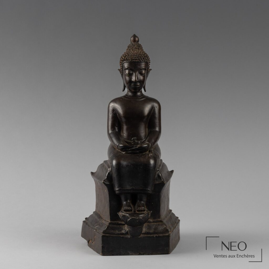 Statue en bronze d'un bouddha assis de face sur son trône pentagonal