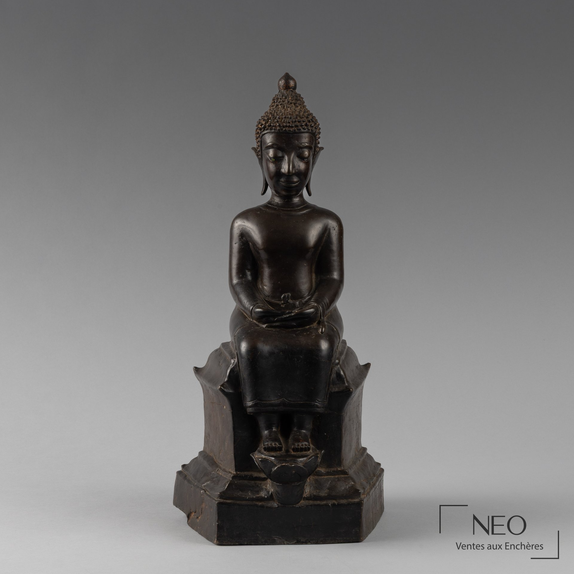 Statue en bronze de bouddha assis à l’européenne, Laos, XVIIe/XVIIIe siècle