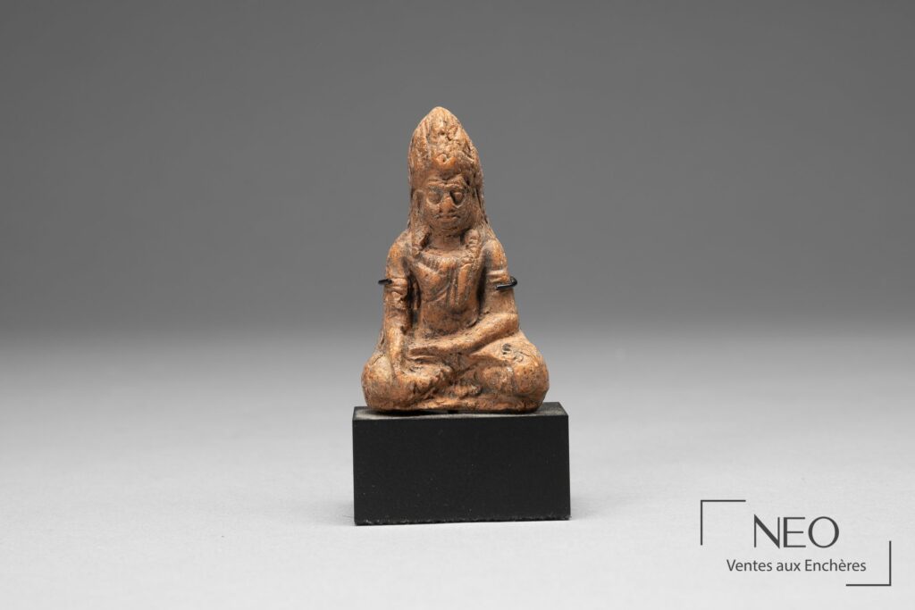Bouddha en terre cuite assis sur socle noir