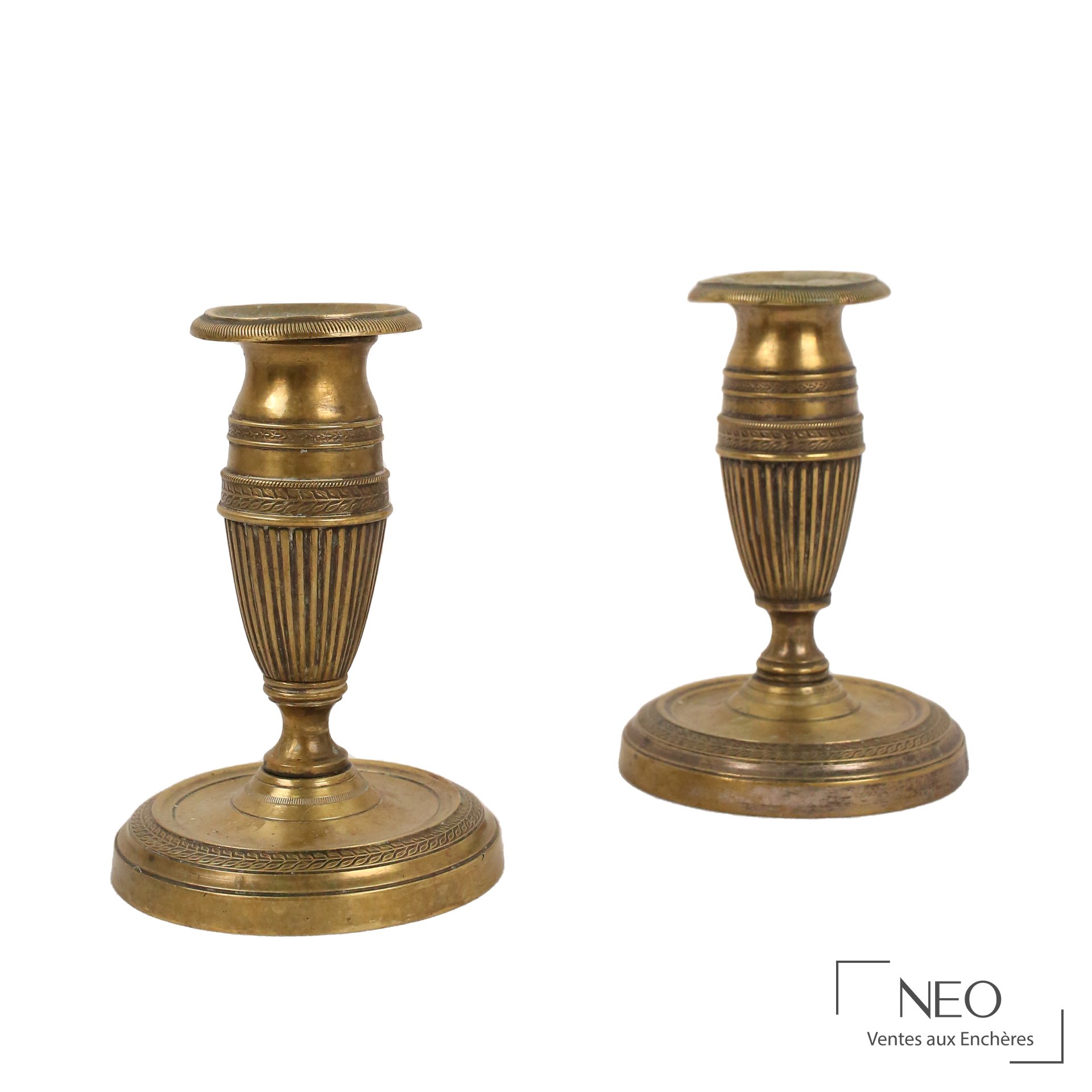 Paire de bougeoirs en bronze doré à fûts balustre et bases circulaires