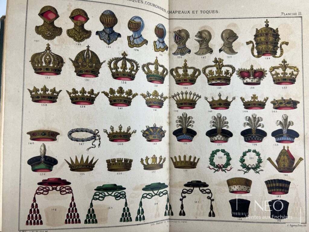Pages ouvertes de l’atlas avec planche de couronnes et chapeaux numérotés