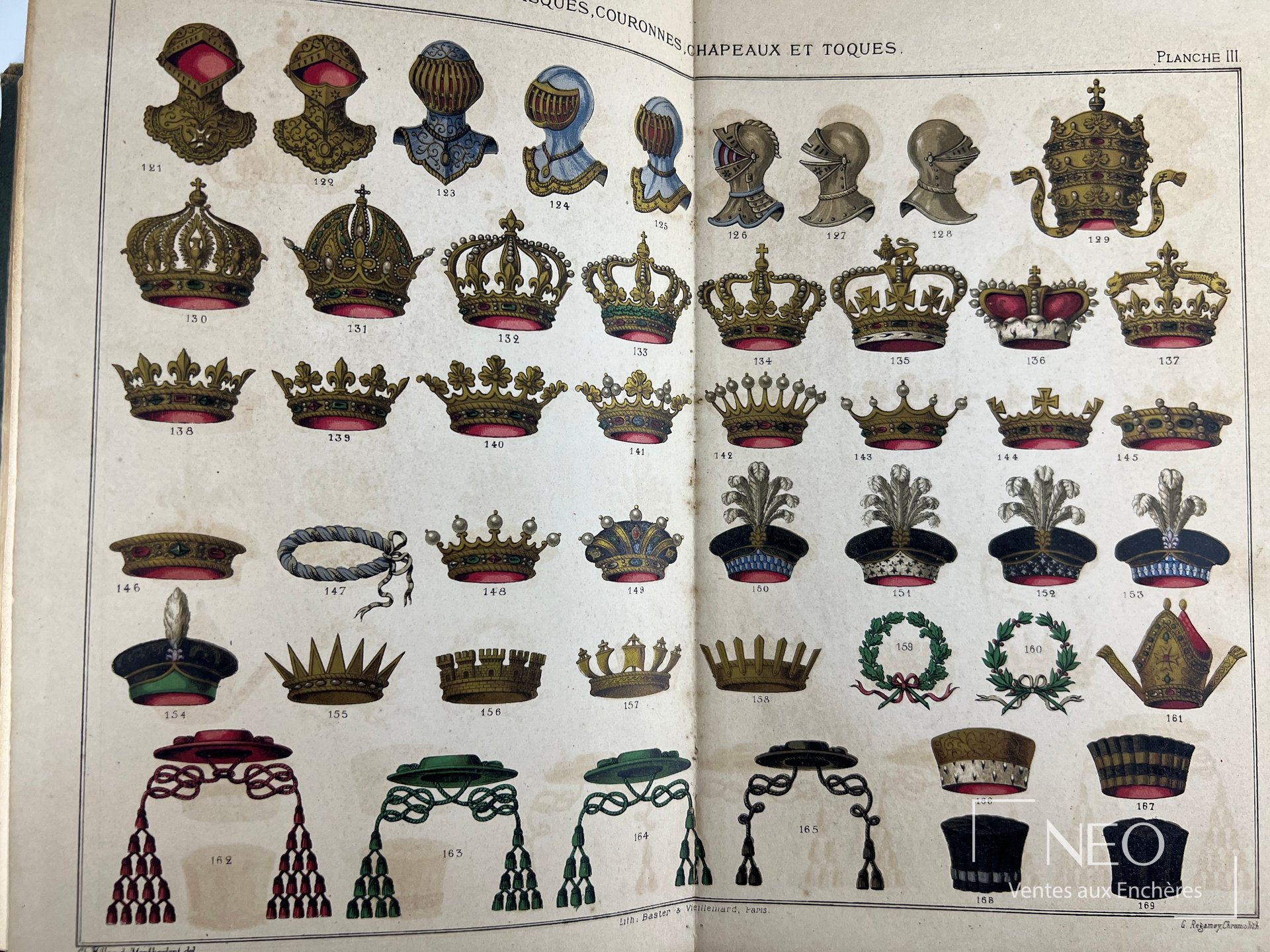Pages ouvertes de l’atlas avec planche de couronnes et chapeaux numérotés