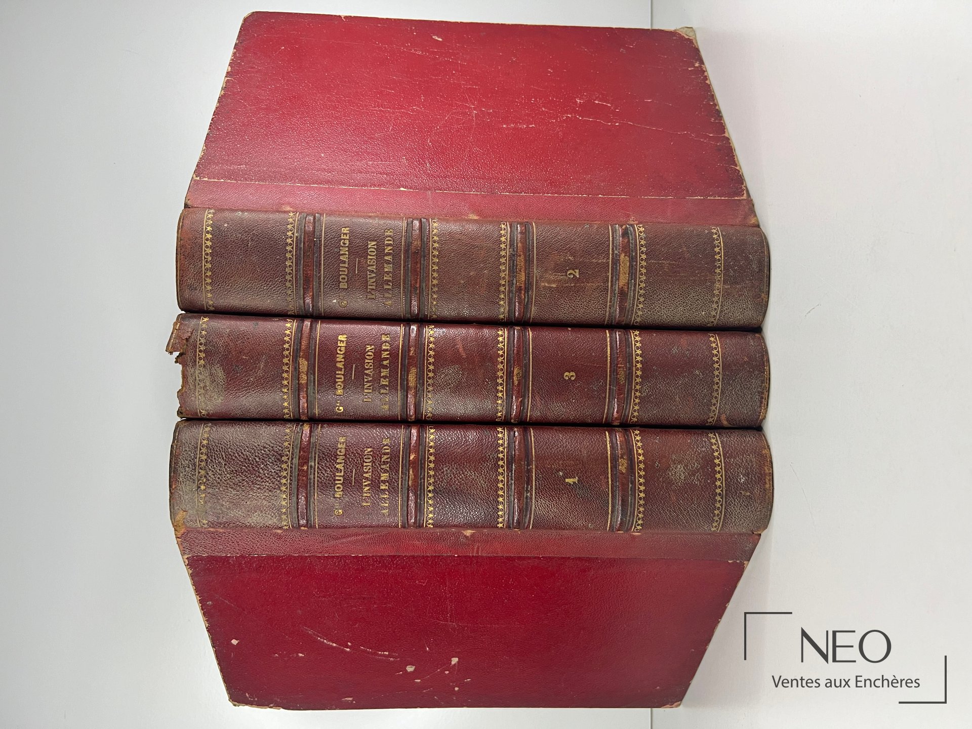 Trois volumes reliés en demi chagrin rouge et brun