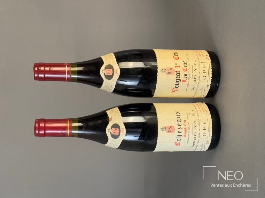 Deux bouteilles de Bourgogne Grivelet père et fils posées côte à côte