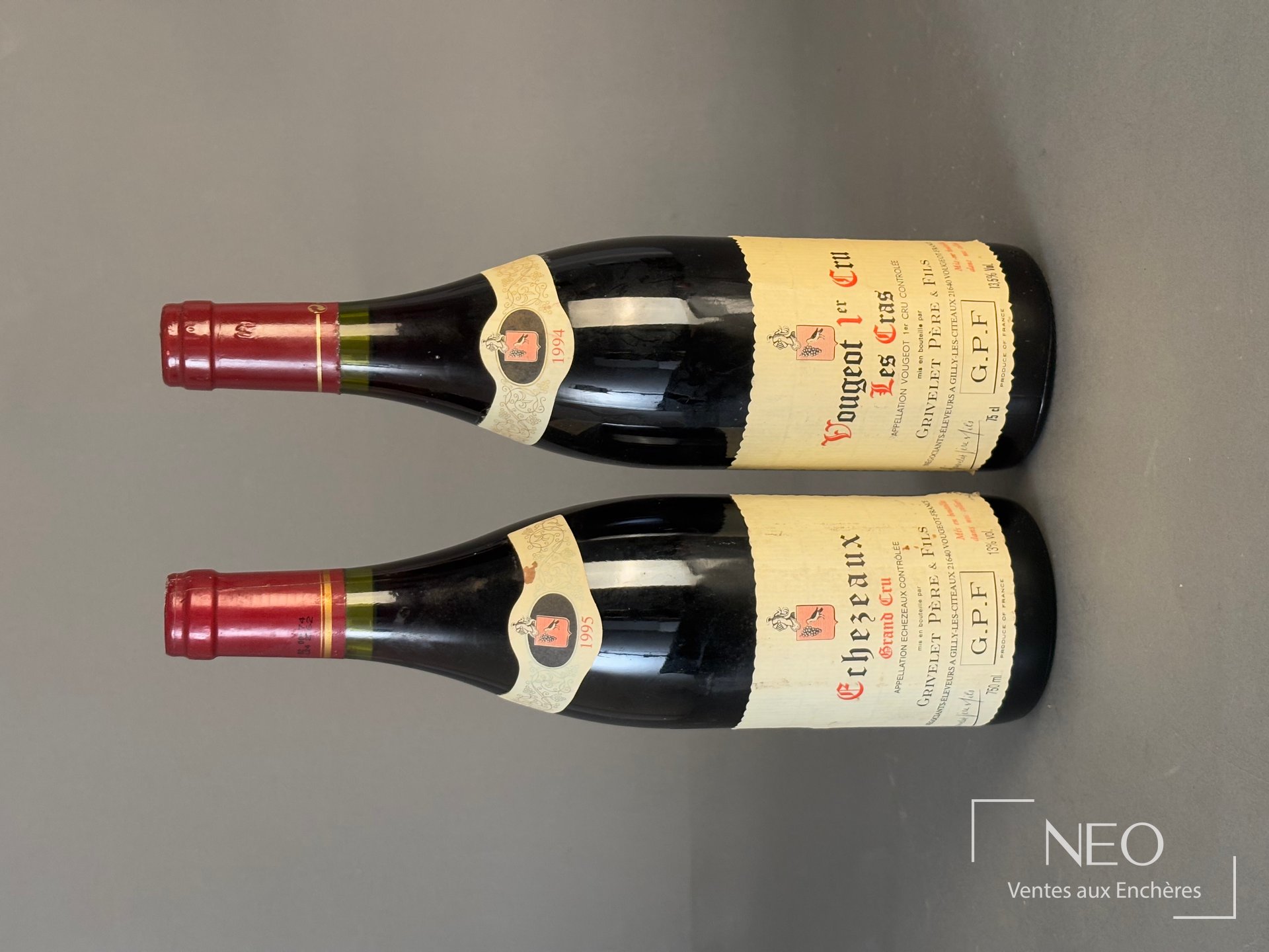 Deux bouteilles de Bourgogne Grivelet père et fils posées côte à côte