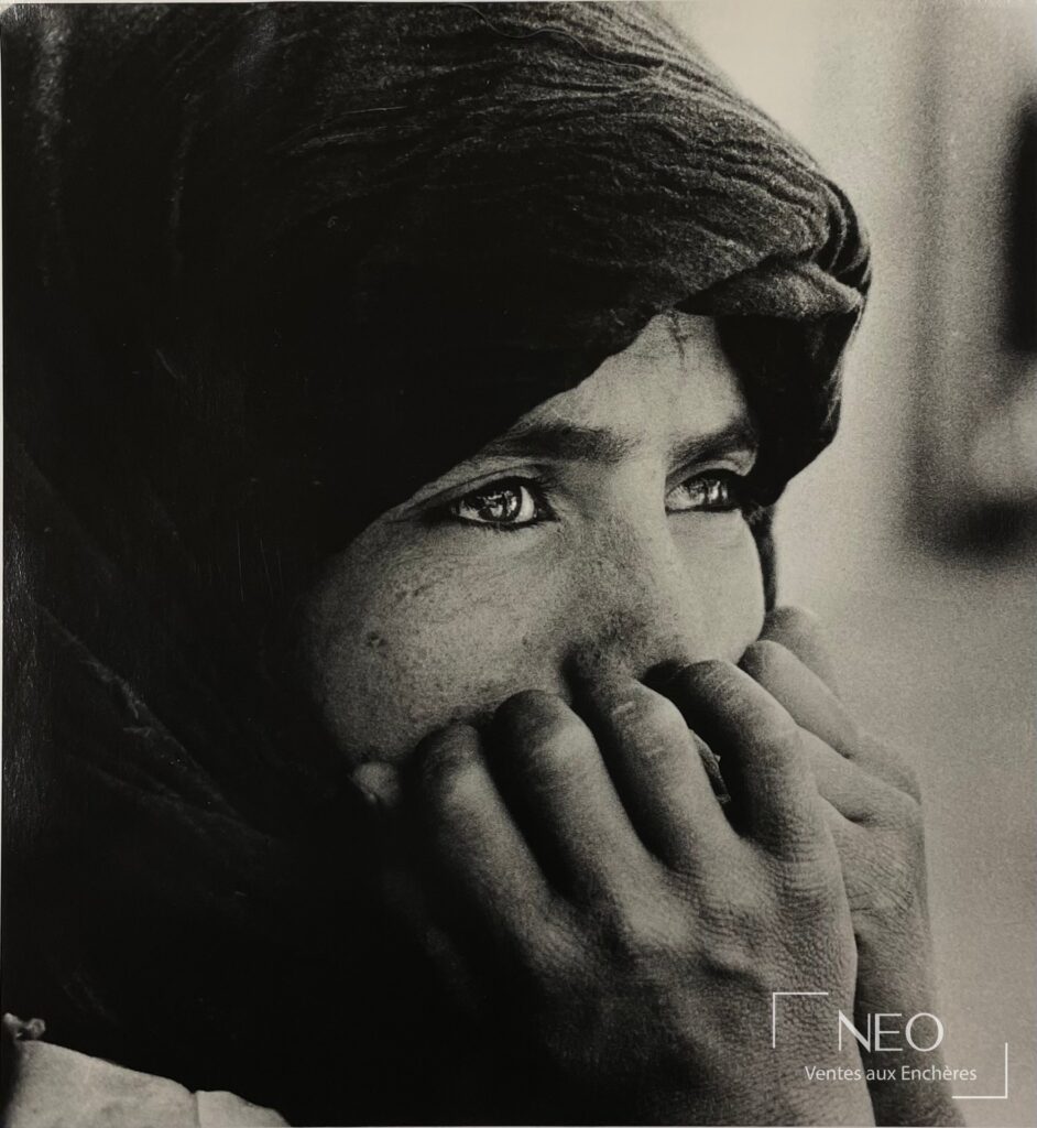 Portrait photographique en noir et blanc d'une femme