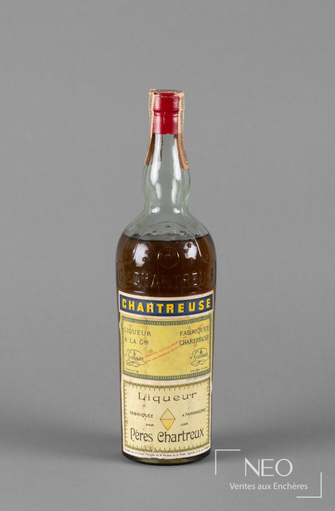 Bouteille de Chartreuse Verte Tarragone avec étiquettes anciennes et capsule rouge.
